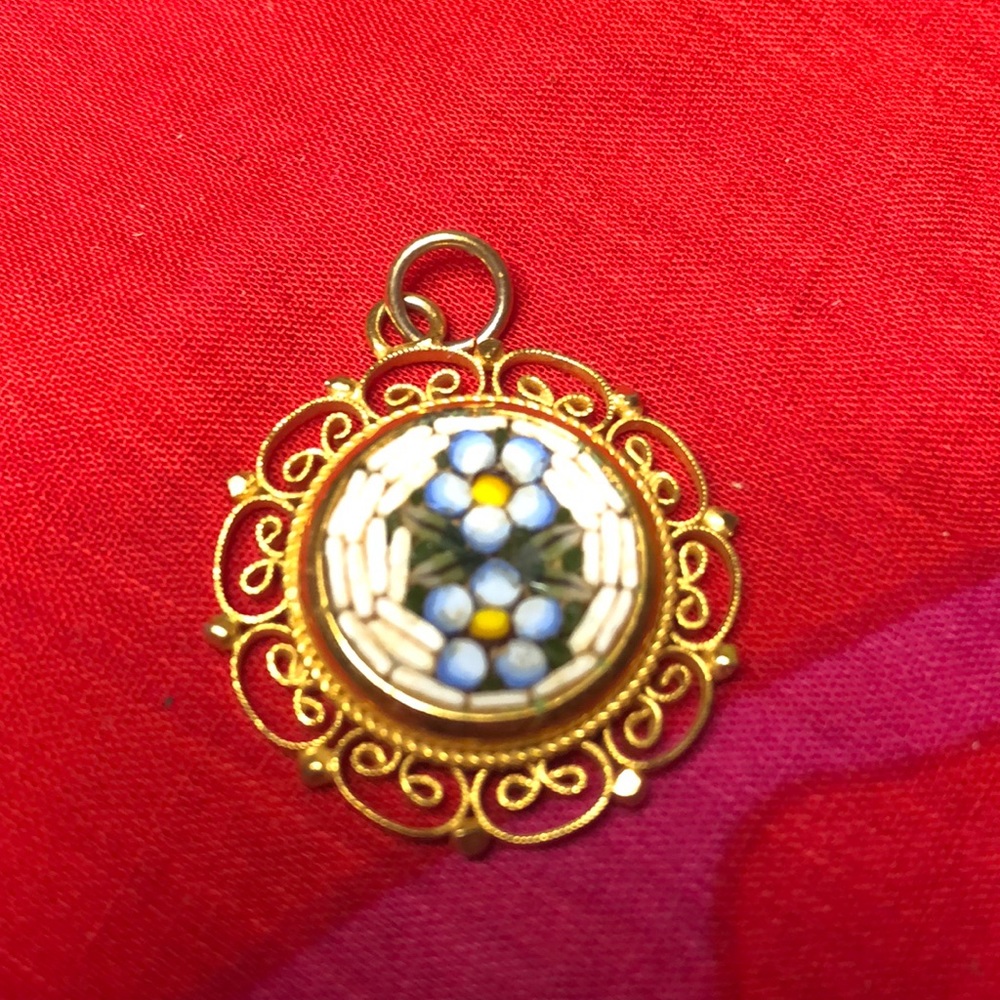Beautiful Mosaic pendant in gold tone with flower design